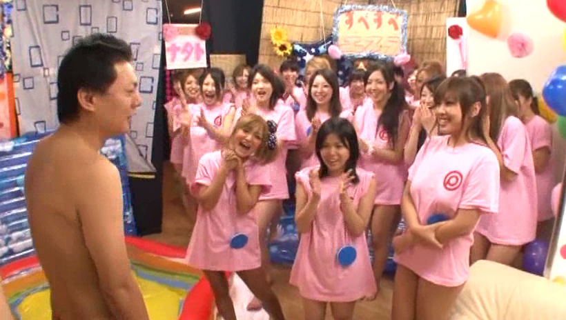 エスカレートする女子校生30人。学園祭をやりすぎエロエロプロデュース！！